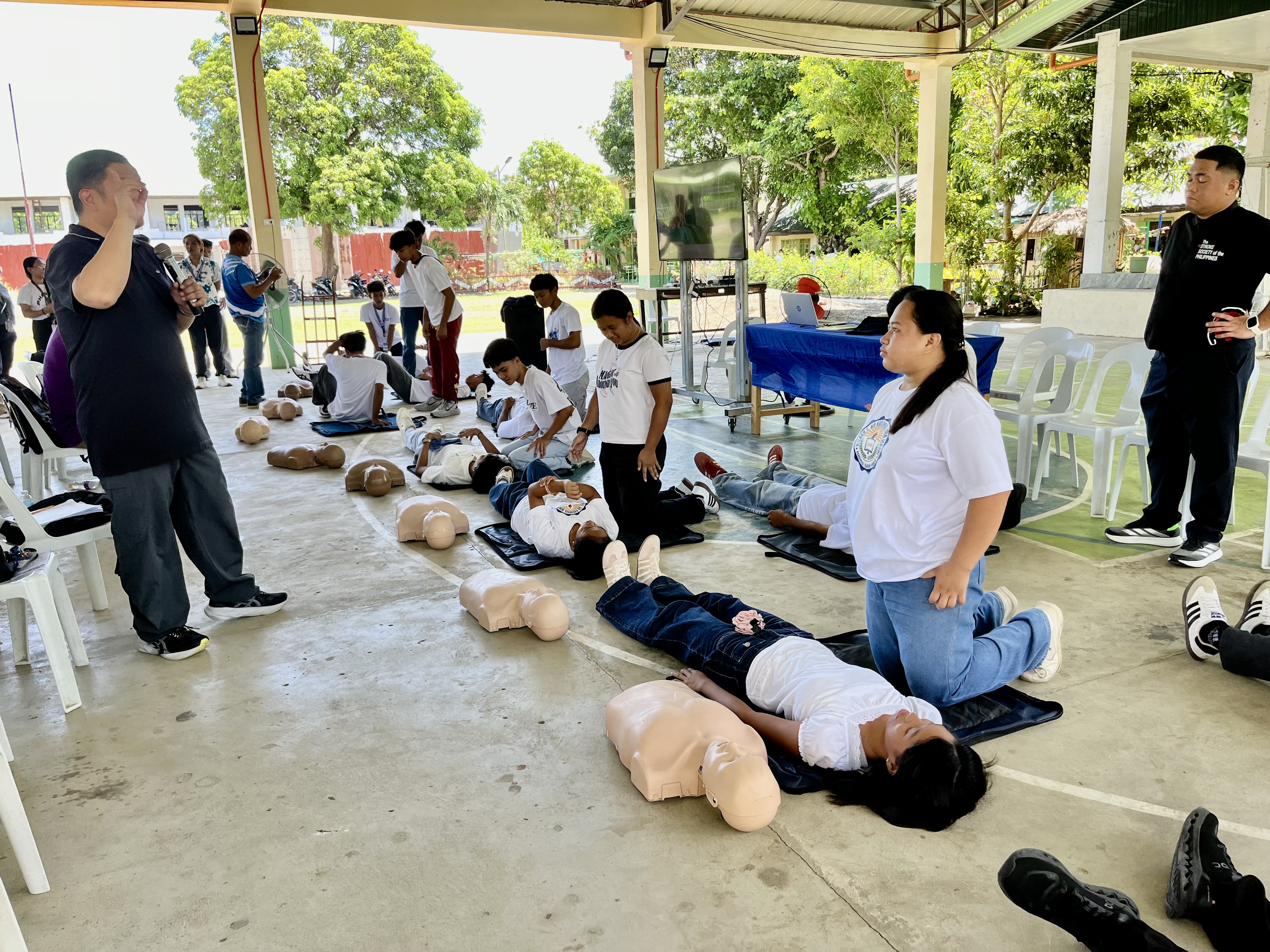 CPR-Schulung für Schüler und Lehrkräfte in Currimao, Ilocos Norte