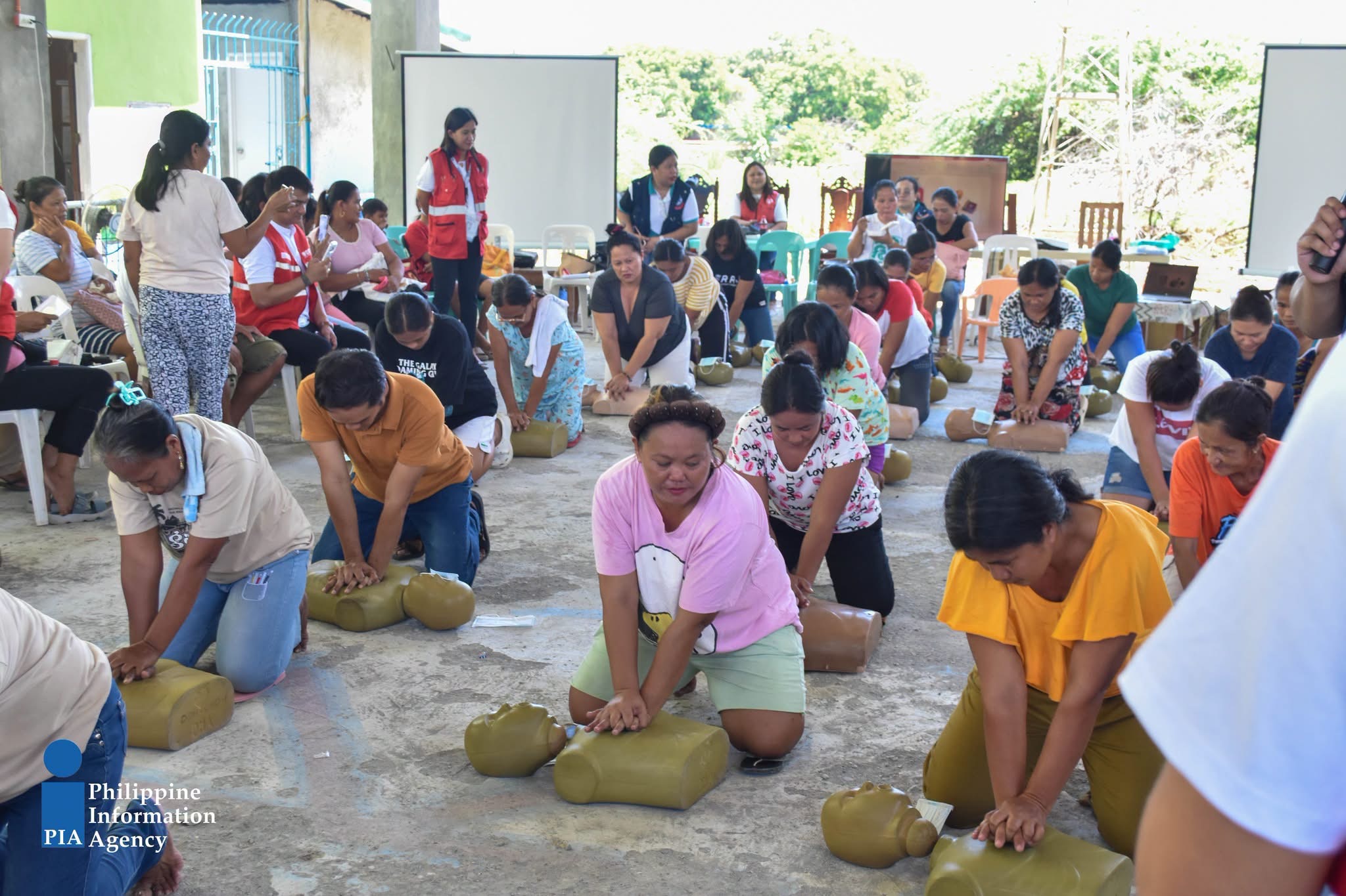 CPR-Schulung für Familien aus dem 4Ps-Programm in Santo Tomas, La Union