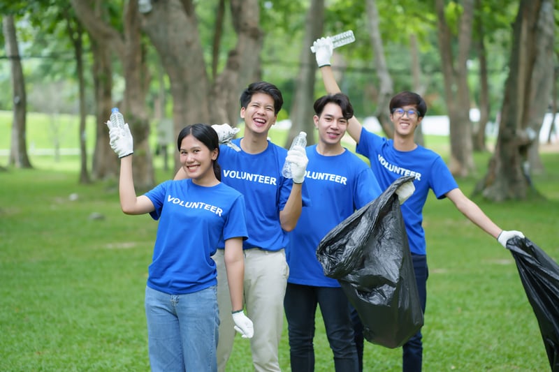 Enthusiastic Volunteers Cleaning in Sunny Urban Parkpaegagz