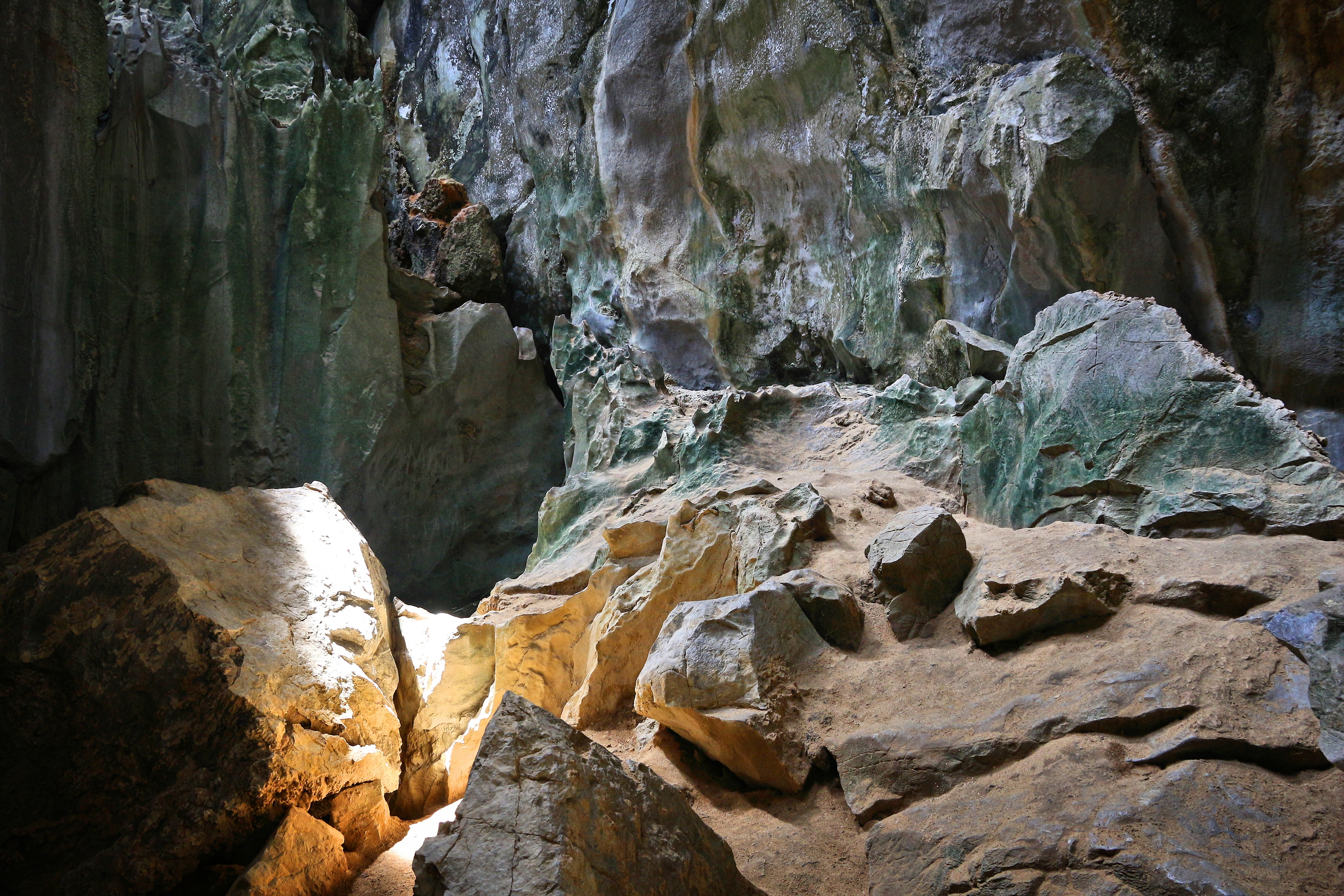 Philippines Tourist Attractions. Palawan Nature In Philippines - Cadugnon Cave Visit On An Island
