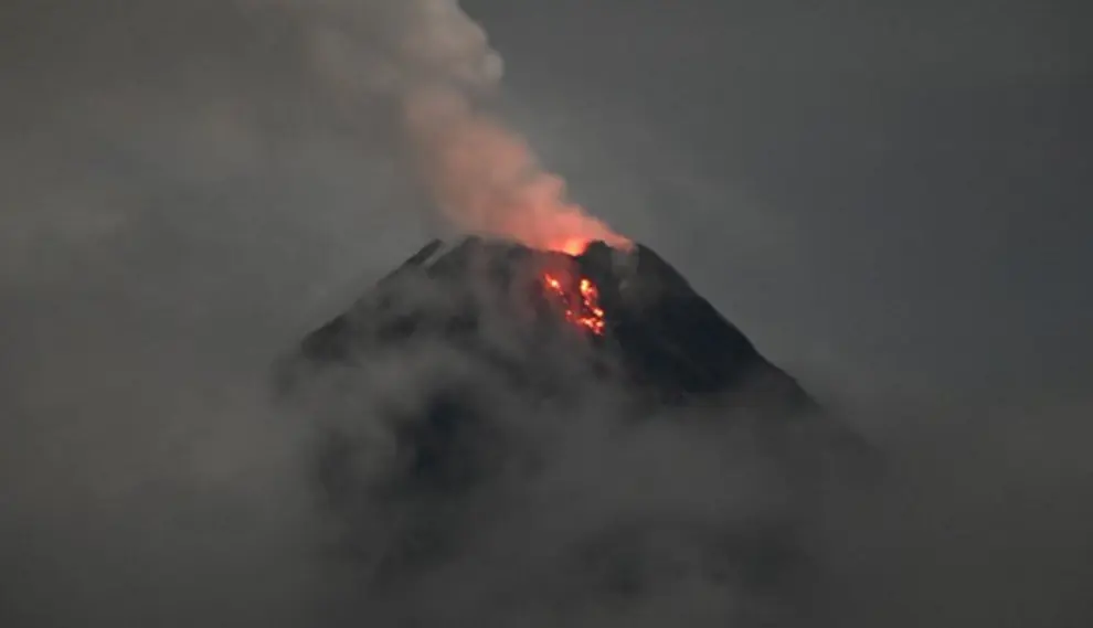 Gluehende Lava am Vulkan Mayon