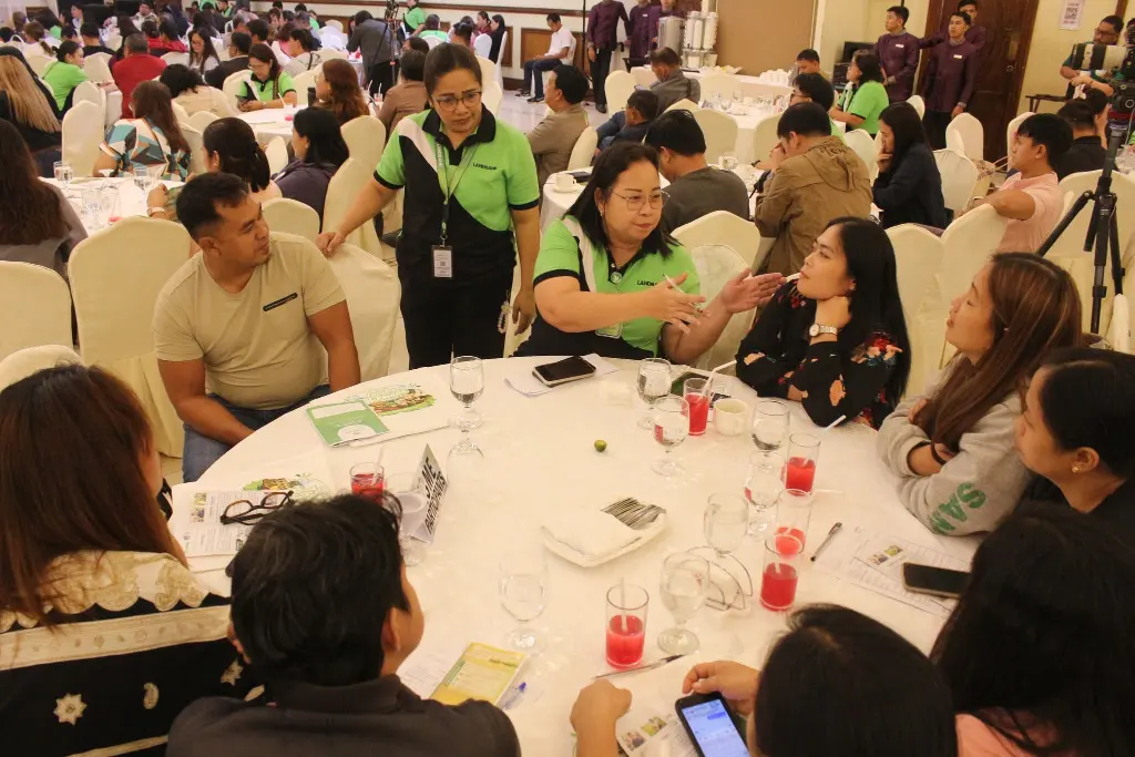 LandBank representatives discuss loan opportunities and digital business solutions with local entrepreneurs during the Talubo Bikolnon MSME Fair in Naga City. (NFrilles-PIA 5/Camarines Sur)