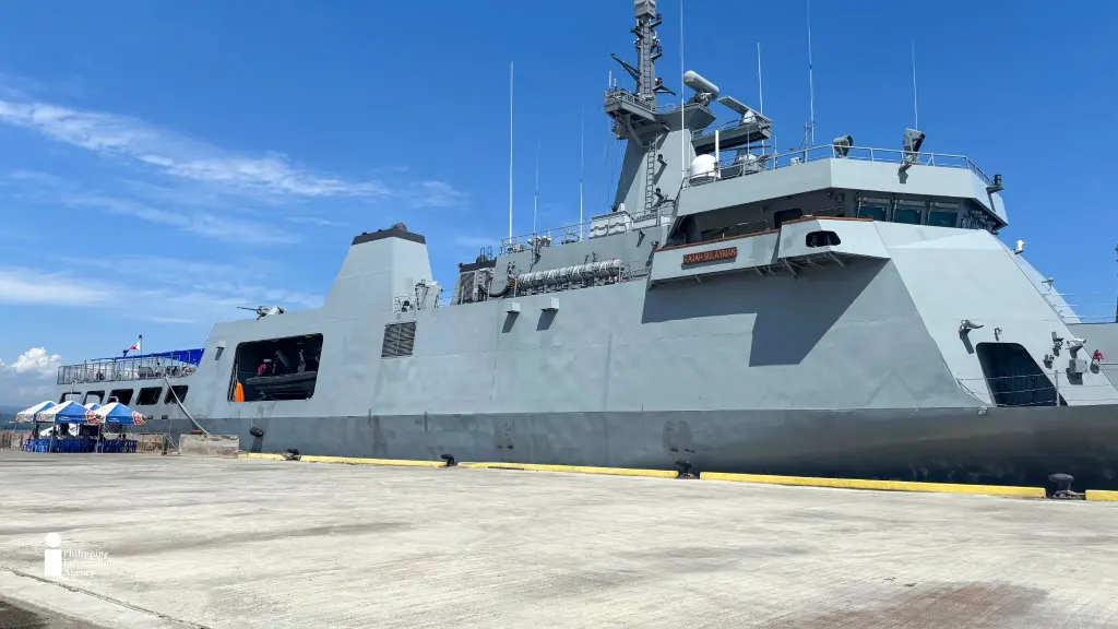 BRP Rajah Sulayman (PS-20), an offshore patrol vessel of the Philippine Navy, docks at the Port of Iligan during its two-day “Show of Flag” campaign on July 14-15. The visit allowed residents, students, and maritime enthusiasts to learn about the vessel’s role in maritime patrol, sovereignty enforcement, search and rescue, humanitarian assistance, and disaster response. (Photo: SBZ/PIA-10/Lanao del Norte) Strengthening maritime presence-