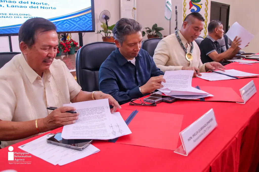 Lanao del Norte Gov. Mohamad Khalid Q. Dimaporo and San Juan City Mayor Francisco Javier “Francis” M. Zamora sign a sisterhood agreement during a ceremony at the Kalimudan Multi-Purpose Hall in Tubod, Lanao del Norte, formalizing cooperation in governance, trade, tourism, education and socio-economic development. (Photo: ADD/PIA-10/Lanao del Norte) Forging stronger ties