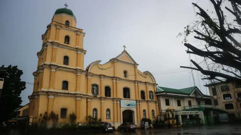 Gelbe Fassade und Glockenturm der St. Joseph Cathedral in Alaminos