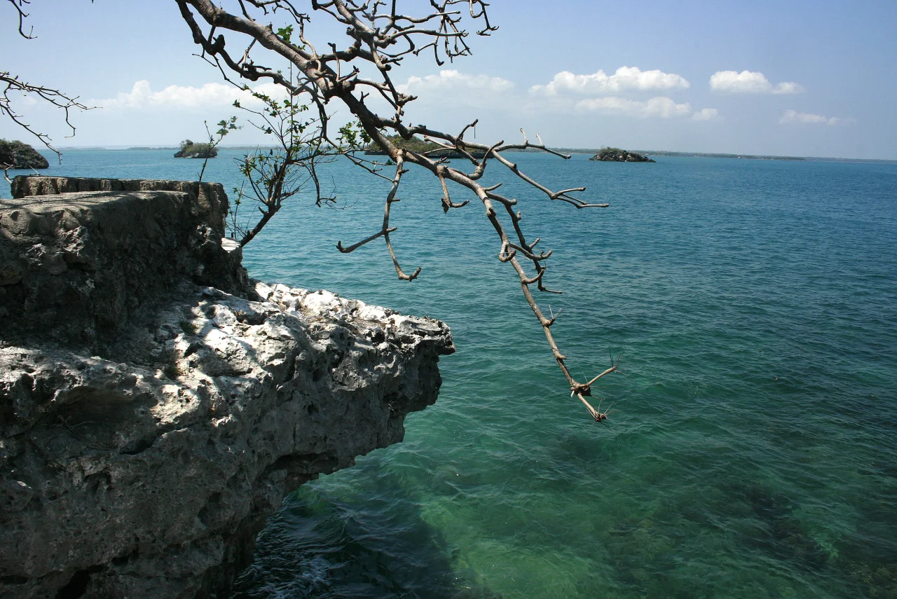 Felsiges Ufer von Quezon Island mit Blick auf das Meer und weitere Inseln