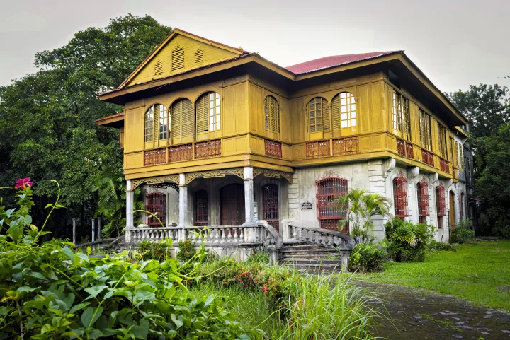 Zweigeschossiges historisches Haus mit zahlreichen Fenstern und Garten in Silay