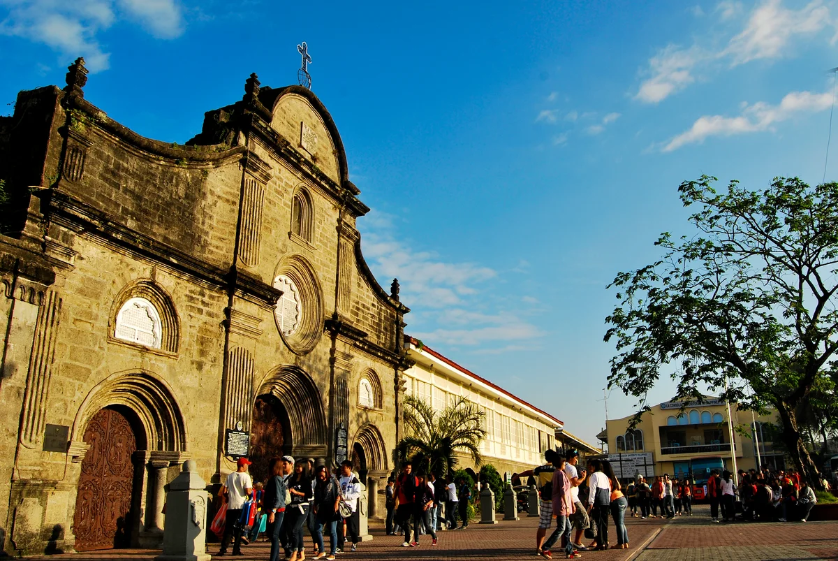 Fassade der Barasoain Church in Malolos mit Besuchern auf dem Vorplatz