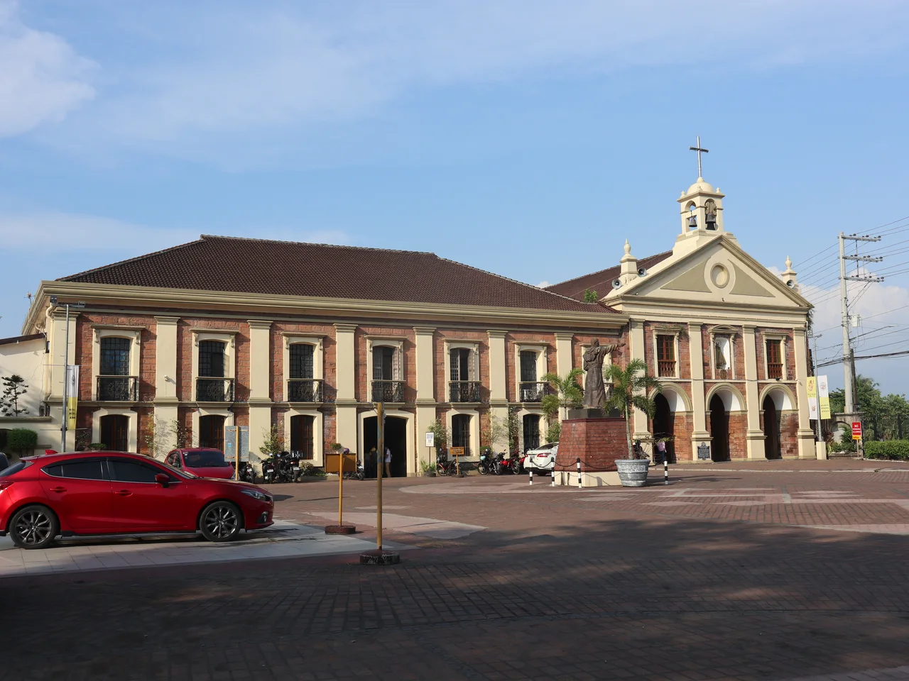 Fassade des Peñafrancia-Schreins in Naga