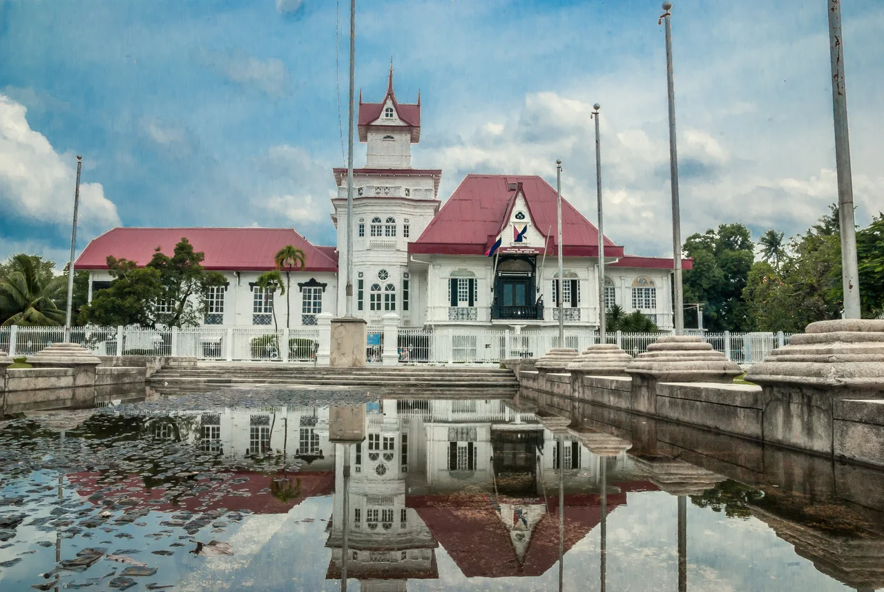 Historisches Aguinaldo-Haus in Kawit mit einer Spiegelung im Vordergrund