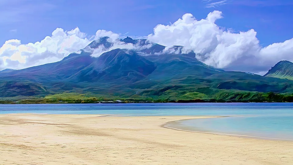 Mount Hibok-Hibok erhebt sich über der Insel Camiguin