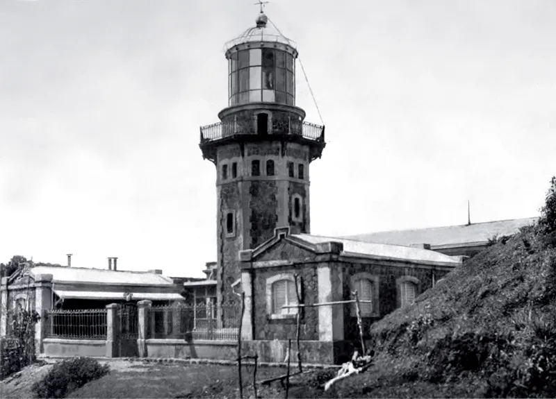 Historische Schwarzweißansicht des Cape-Engaño-Leuchtturms mit niedrigeren Nebengebäuden