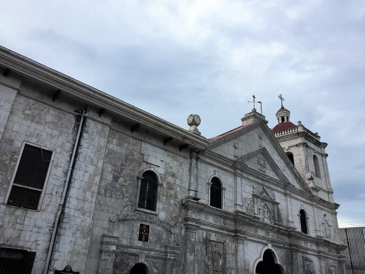 Steinfassade und Glockenturm der Basilica Minore del Santo Niño in Cebu City