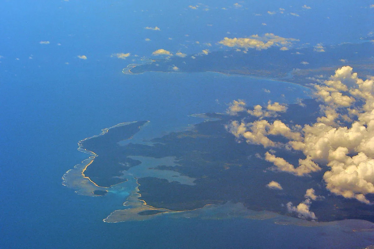 Luftblick auf die Küste bei Divilacan mit Buchten, bewaldetem Land und Wolken