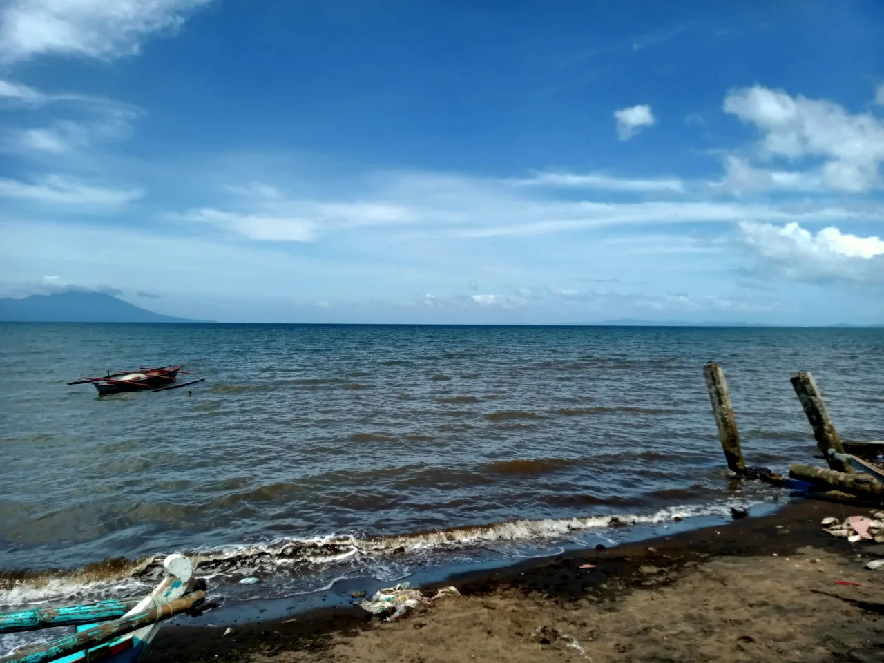 Boote am Ufer der Carigara Bay auf Leyte