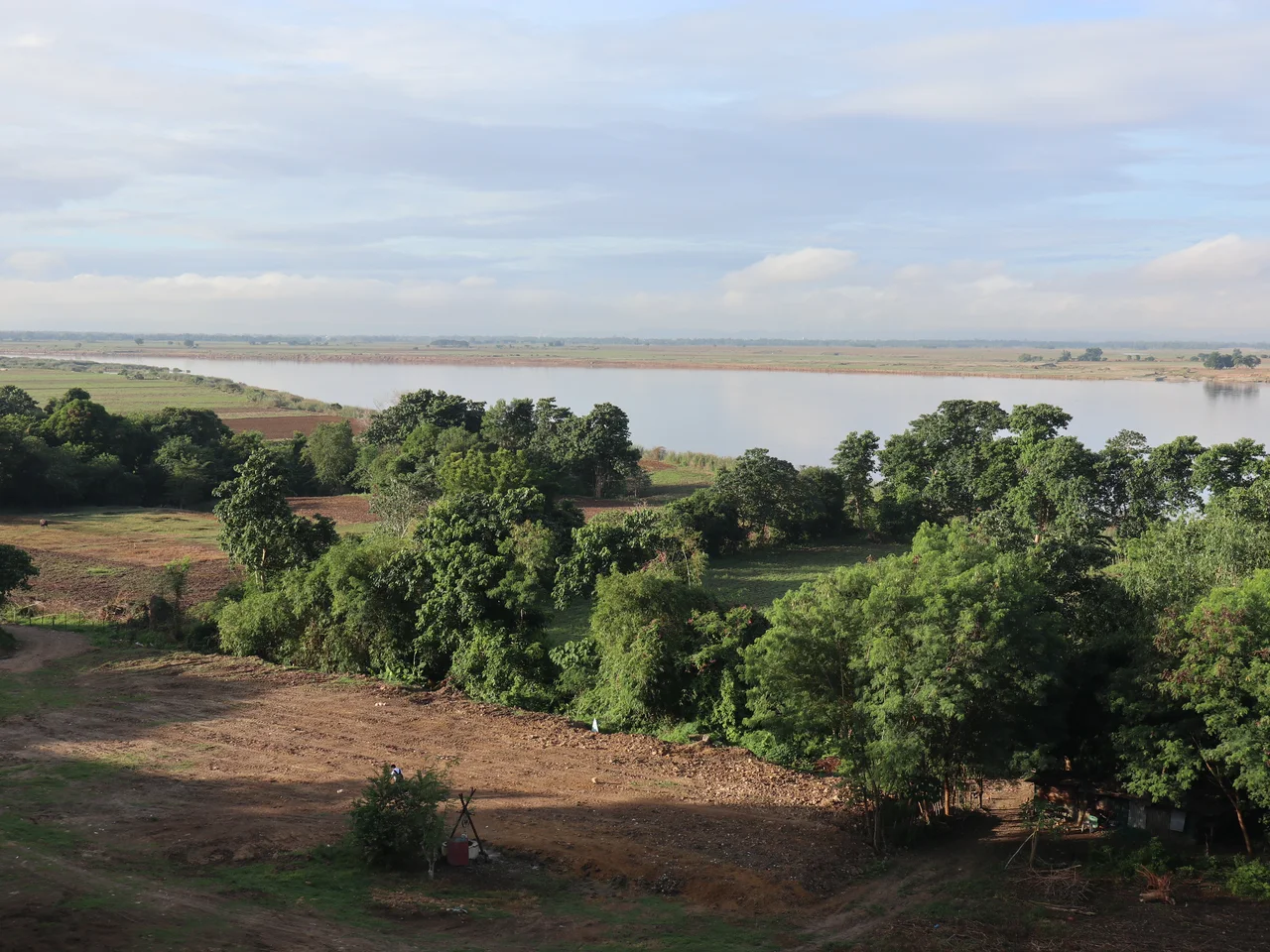 Blick über Bäume und Felder auf den breiten Cagayan River bei Iguig