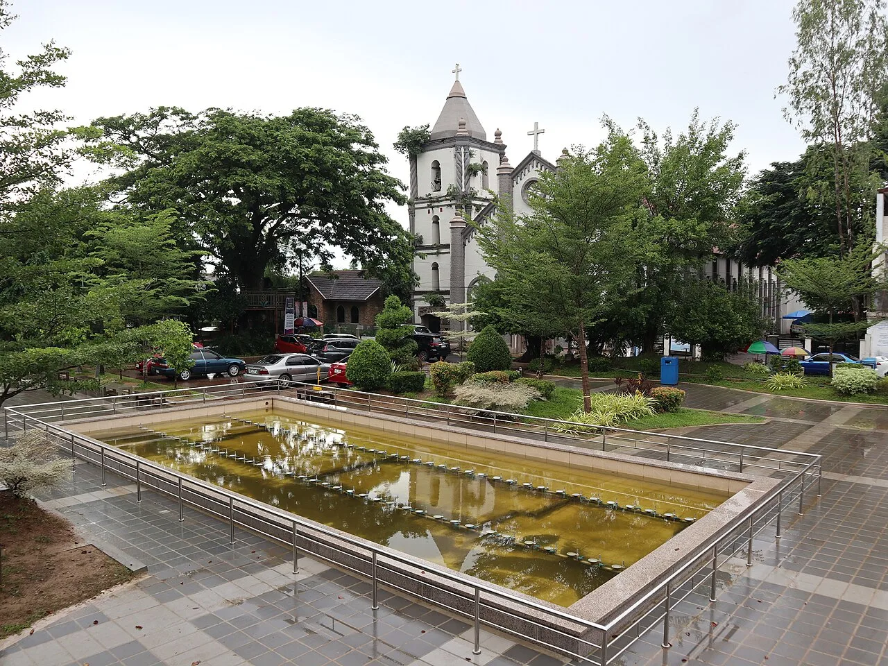 Brunnenanlage im Rizal Park mit St. Ferdinand im Hintergrund