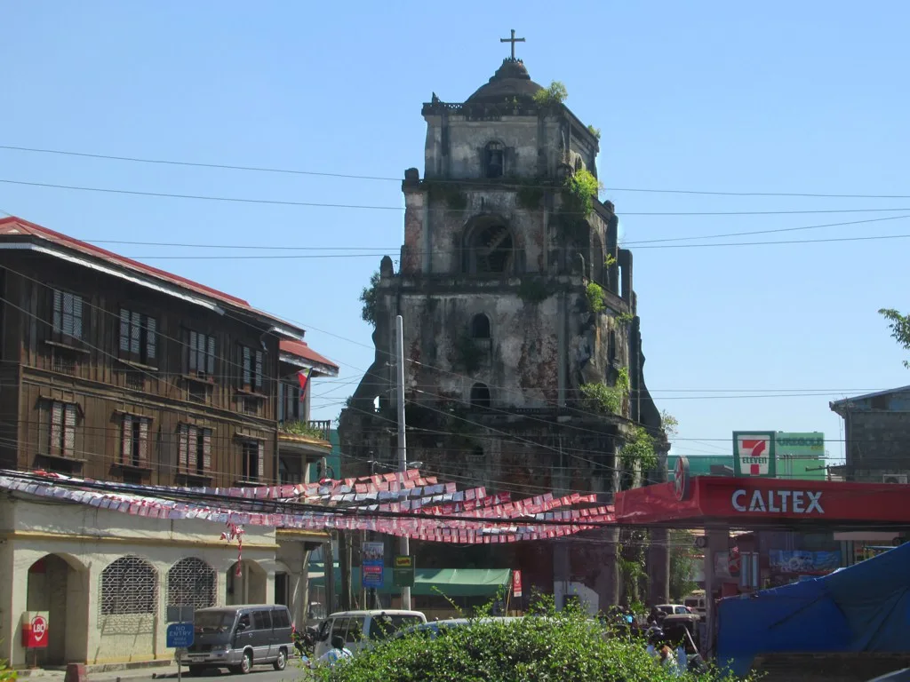Historischer Glockenturm von Laoag zwischen Straßen, Leitungen und neueren Gebäuden