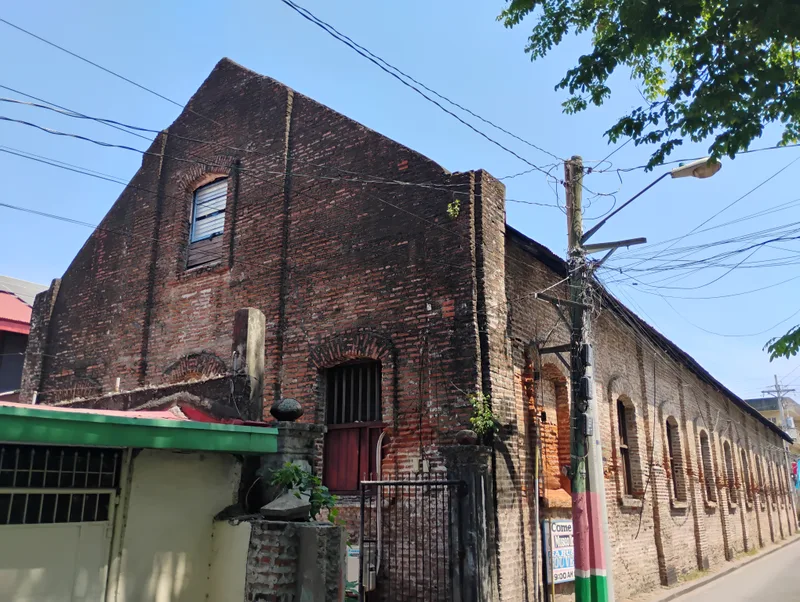 Historisches Backsteingebäude des Museo Ilocos Norte mit Giebelfassade und seitlicher Fensterreihe