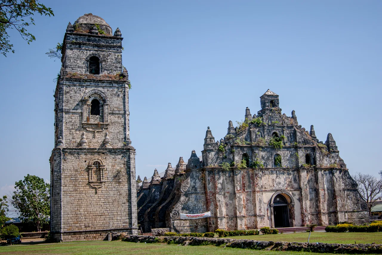 Paoay-Kirche mit freistehendem Glockenturm und massiven seitlichen Strebepfeilern