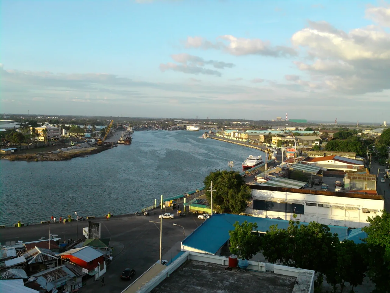 Blick über den Iloilo River mit Uferanlagen bis zur Iloilo-Straße