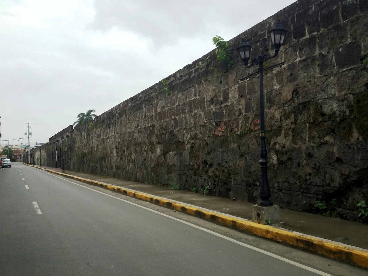 Lange steinerne Befestigungsmauer von Intramuros entlang einer Straße