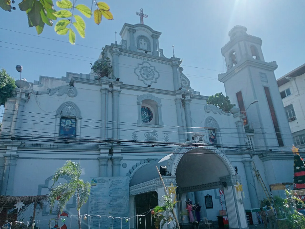 Weiße Fassade und Glockenturm der Saint-William-Kathedrale in San Fernando, La Union