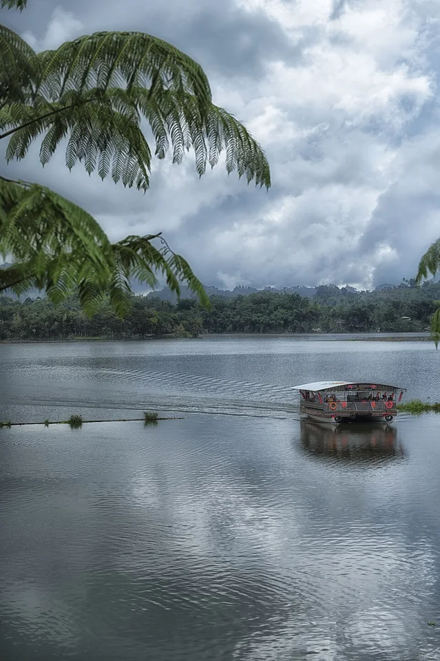Lake Sebu in einer bewaldeten Hochlandlandschaft