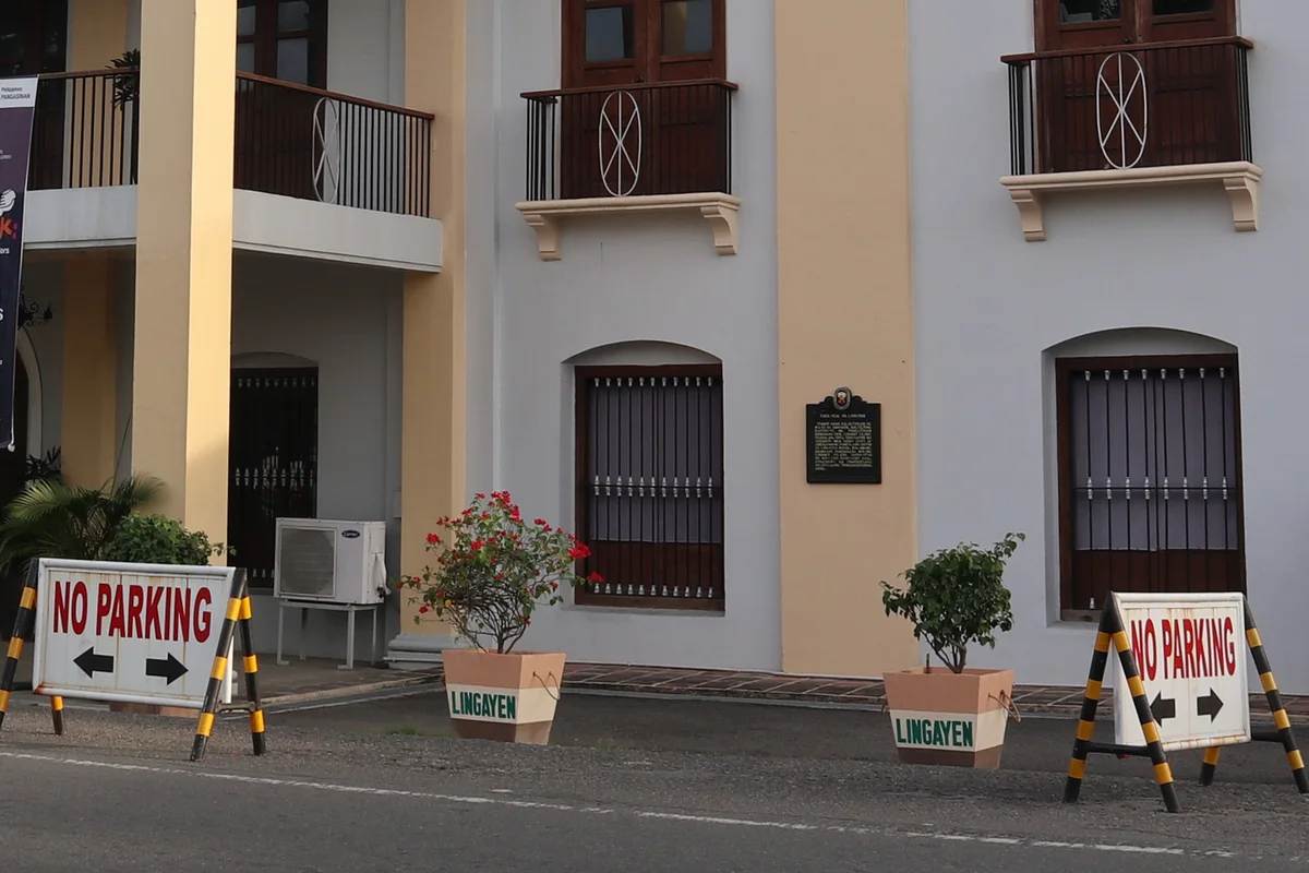 Fassadendetail der Casa Real in Lingayen mit historischer Gedenktafel