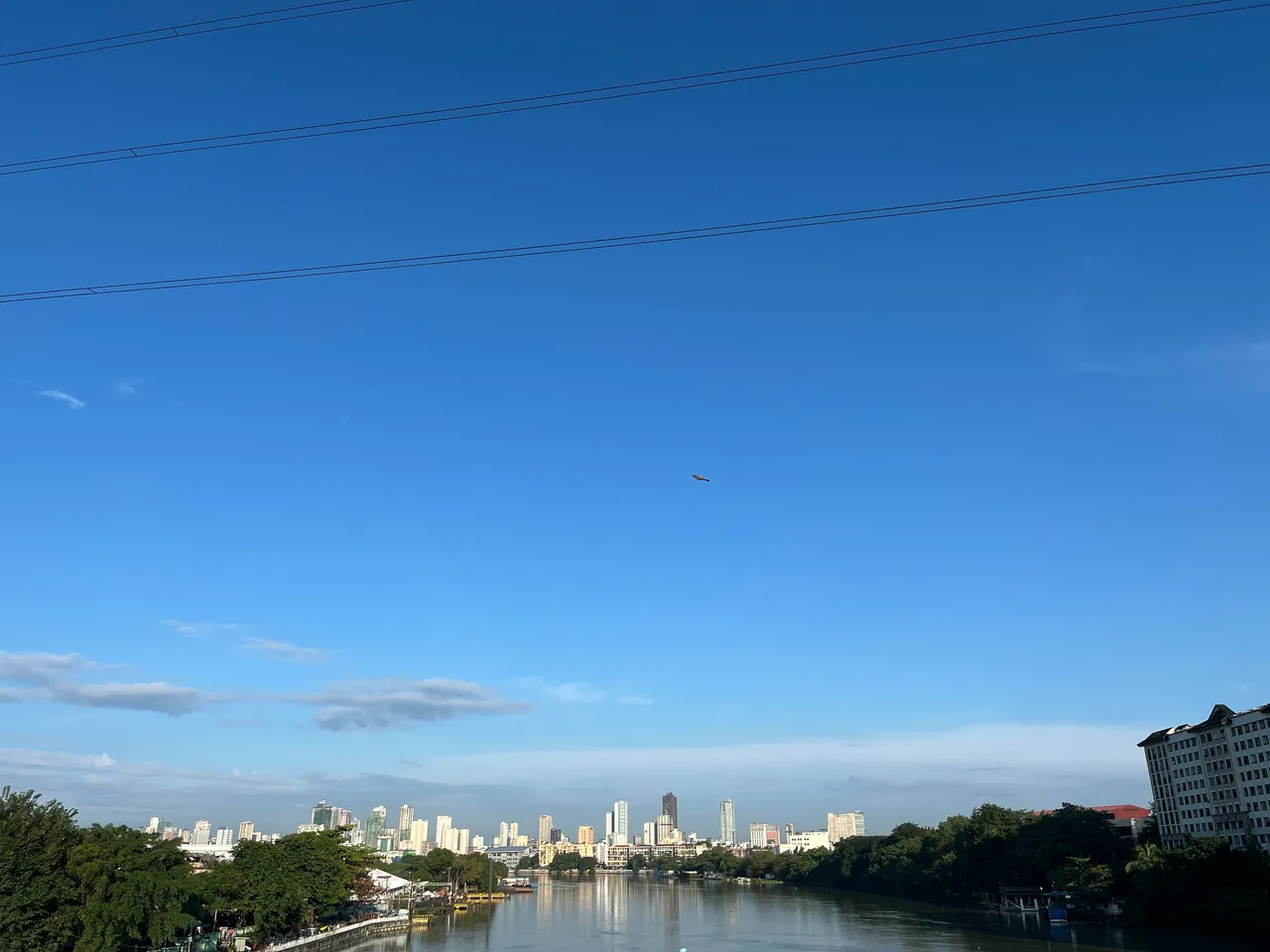 Pasig River mit Uferbebauung und der Skyline von Manila im Hintergrund