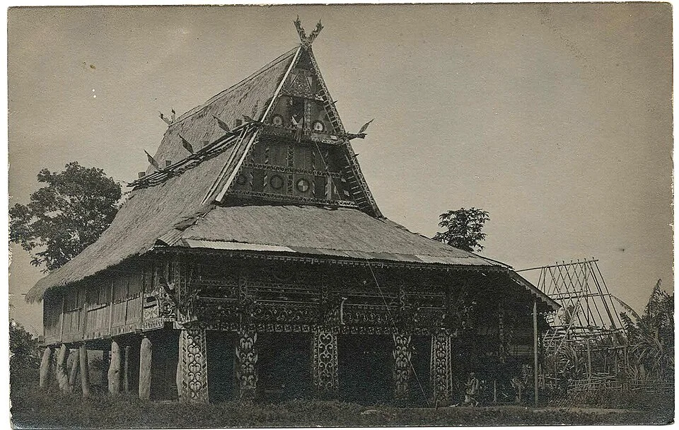 Historische Postkartenansicht eines Maranao-Torogans mit kunstvoll geschnitzten Pfosten