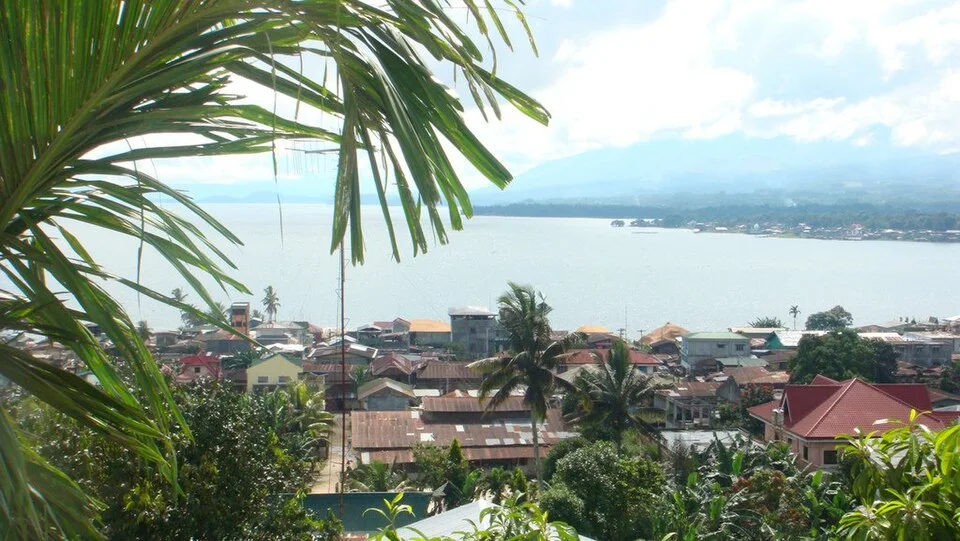 Lake Lanao bei Marawi mit der Stadt am Ufer