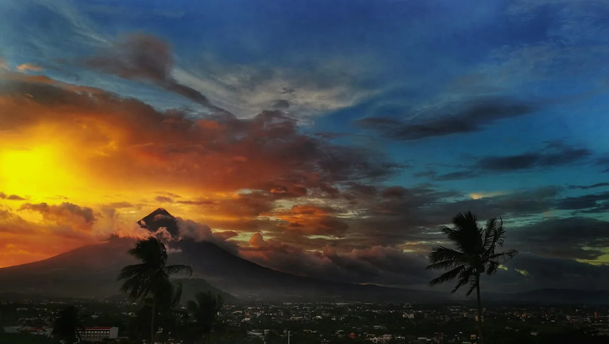 Kegel des Mayon über Legazpi im Abendlicht
