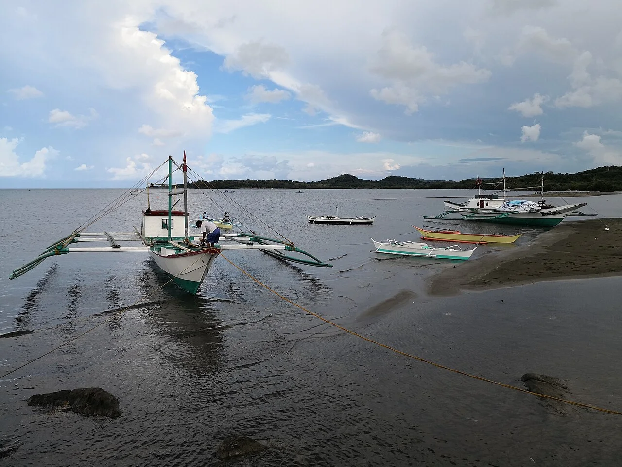 Fischerboote am Strand auf Tablas in der Provinz Romblon