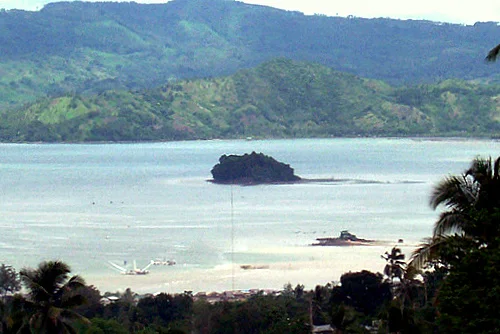 Dao-dao Dako in der Pagadian Bay; Dao-dao Gamay liegt rechts im Vordergrund