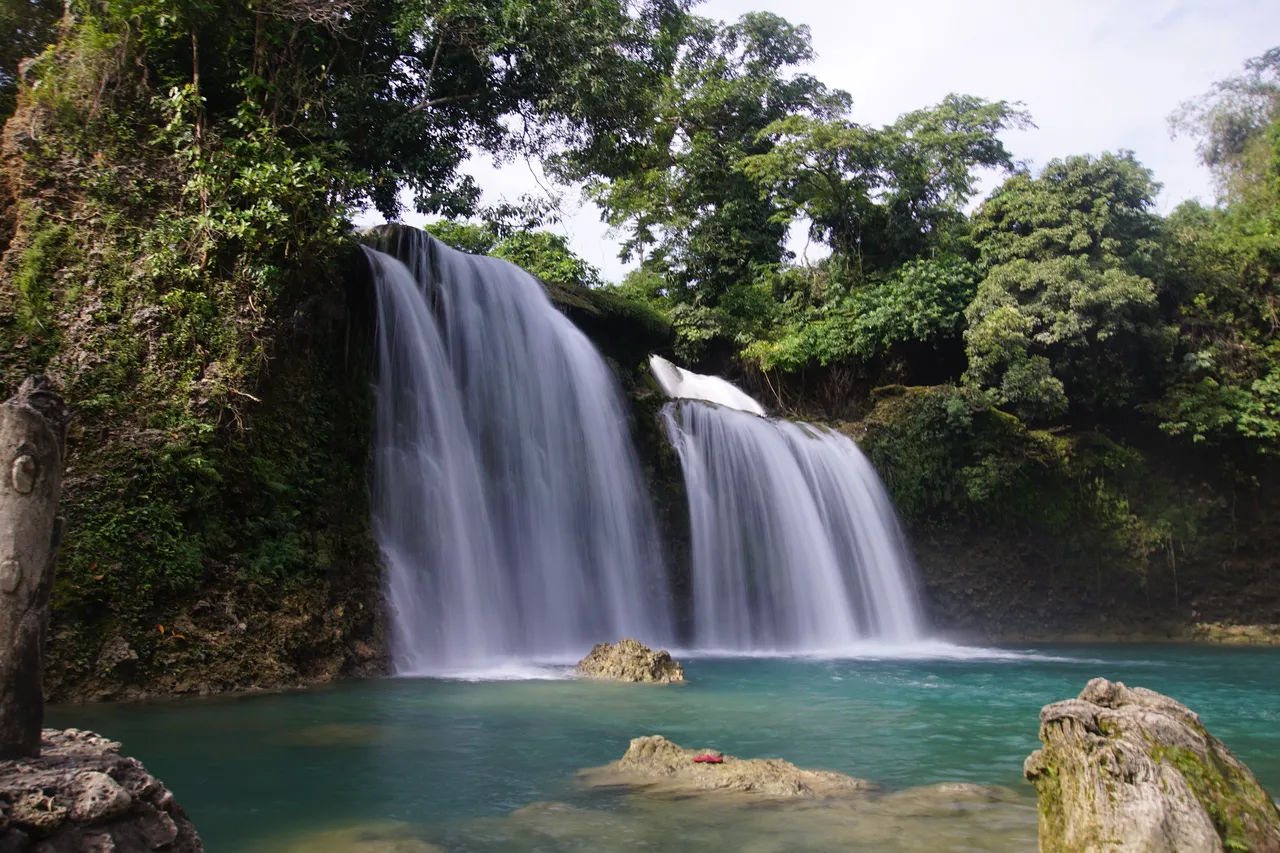 Bolinao Falls 1 mit zwei Wasservorhängen über bewachsenen Felsen