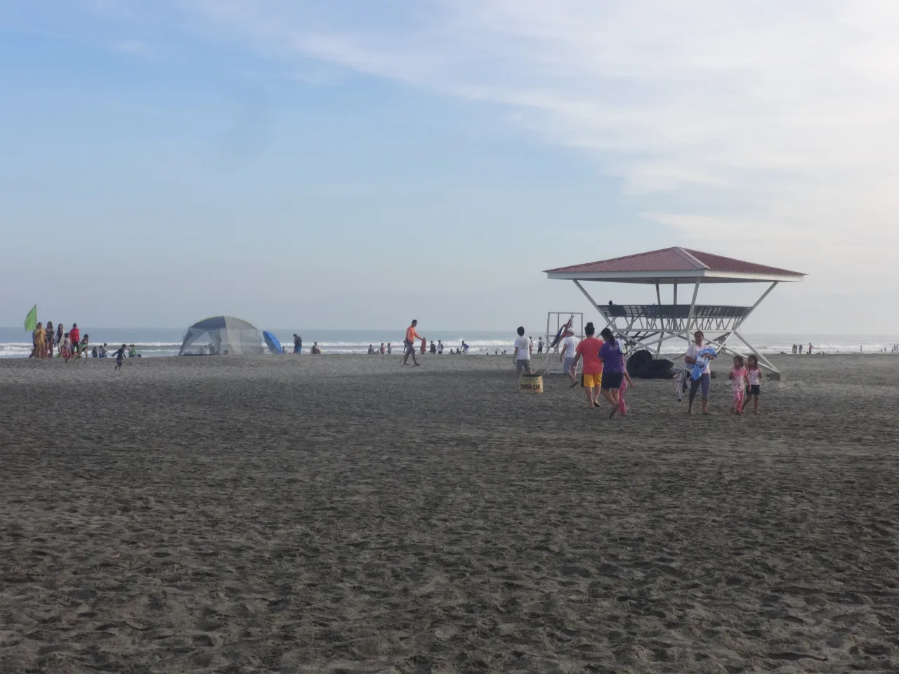 Breiter Sandstrand von Lingayen mit Blick über den Golf