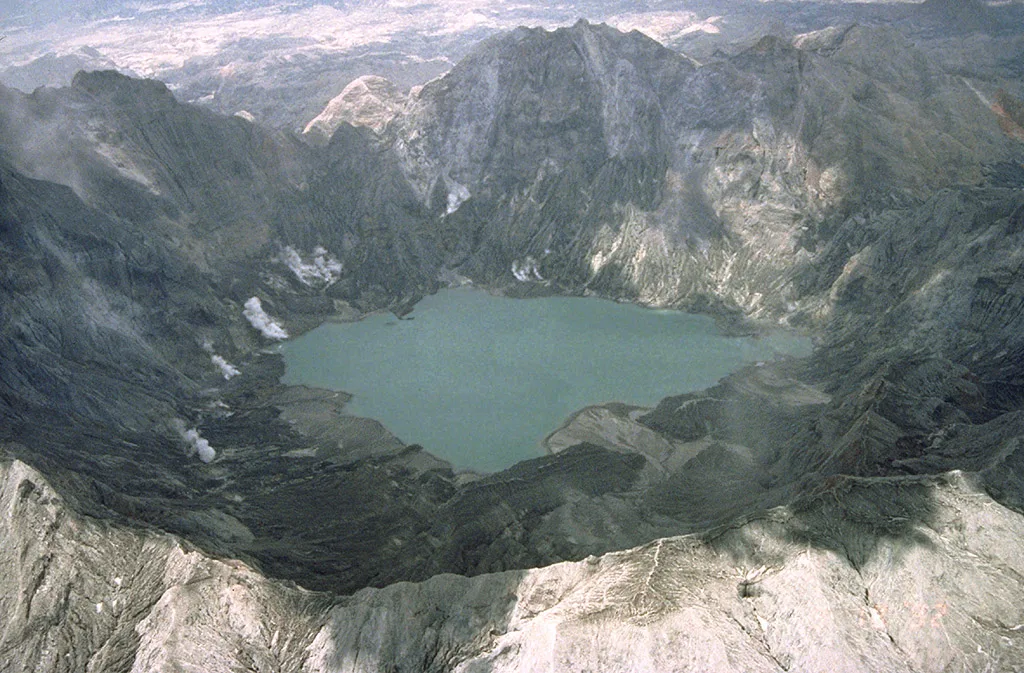 Historische Luftaufnahme des Pinatubo-Kraters mit kleinem See und aufsteigendem Dampf im Mai 1992