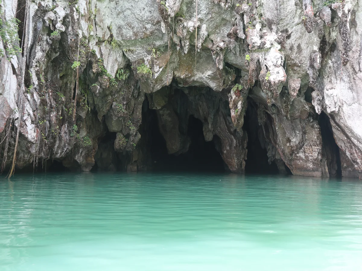 Wasserfläche vor dem natürlichen Höhleneingang des Puerto-Princesa-Untergrundflusses