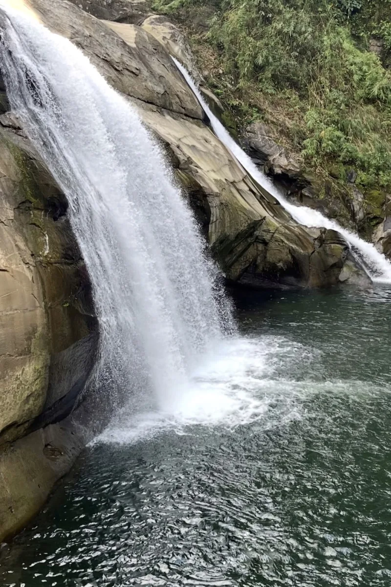 Tangadan Falls fließen über Felsen in ein Wasserbecken