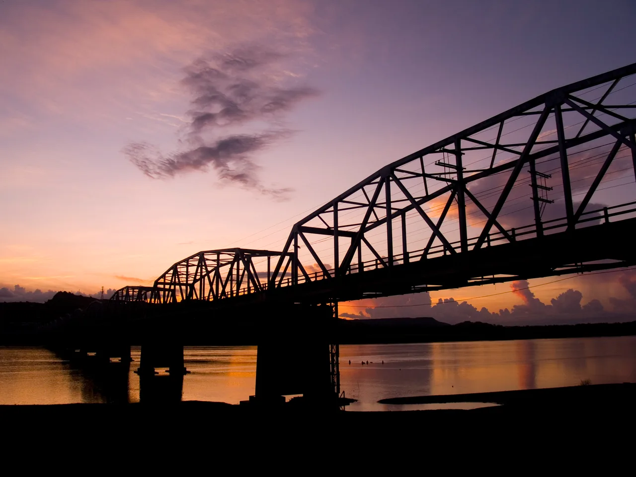 Stahlfachwerk der Buntun Bridge über dem Cagayan River im Abendlicht