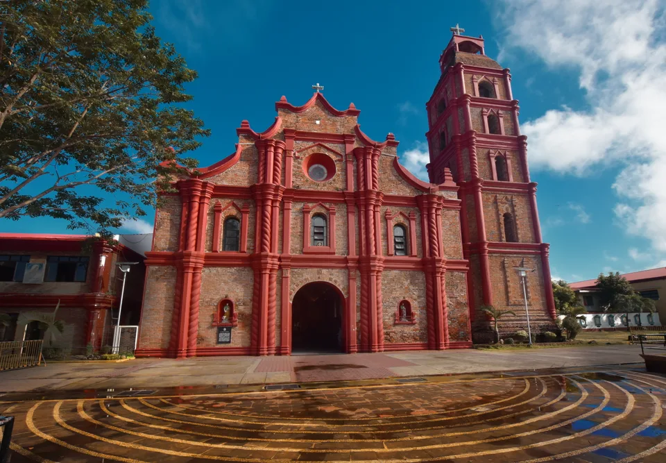 Backsteinfassade und Glockenturm der St. Peter Metropolitan Cathedral in Tuguegarao
