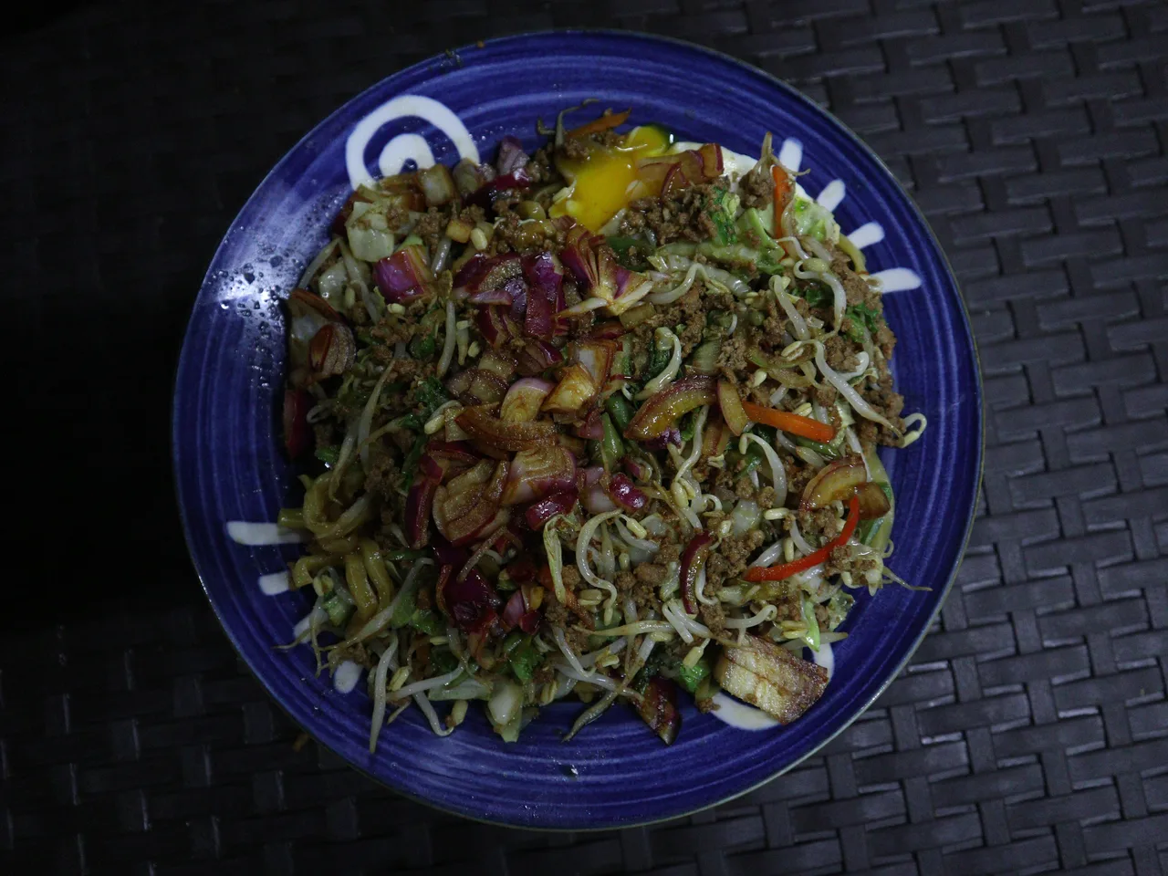 Ein Teller Pansit Batil Patung mit verschiedenen Toppings in Tuguegarao