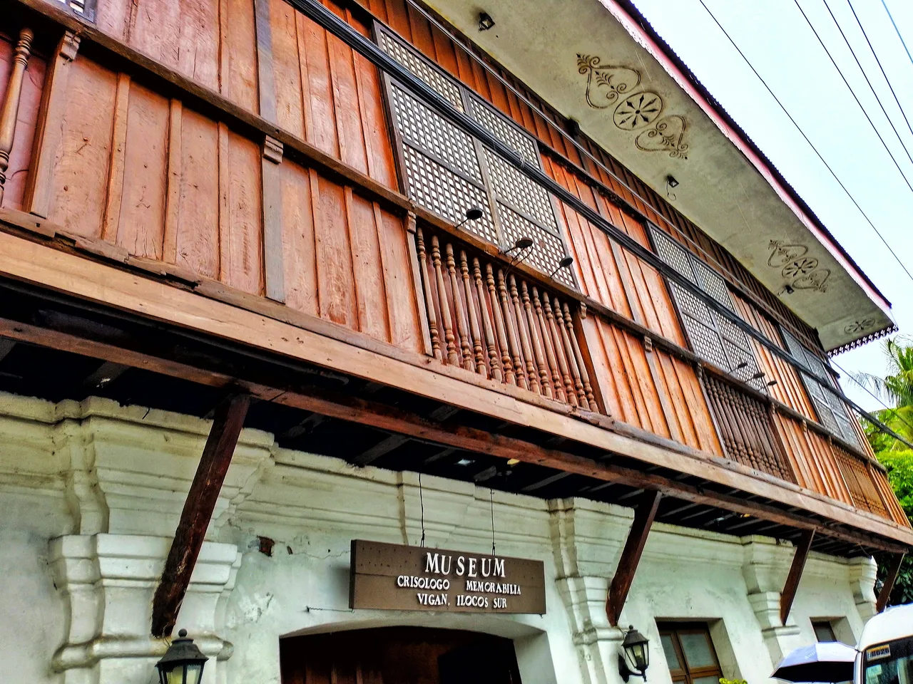 Holzfassade des Crisologo Museum mit Balkon und Museumsschild