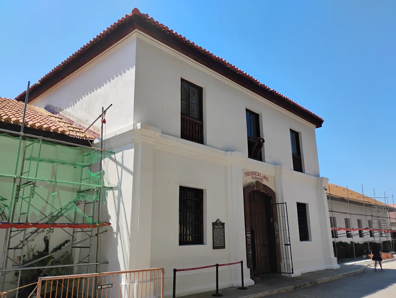 Weiße Fassade der ehemaligen Provinzhaftanstalt in Vigan mit Gerüsten an den Seiten