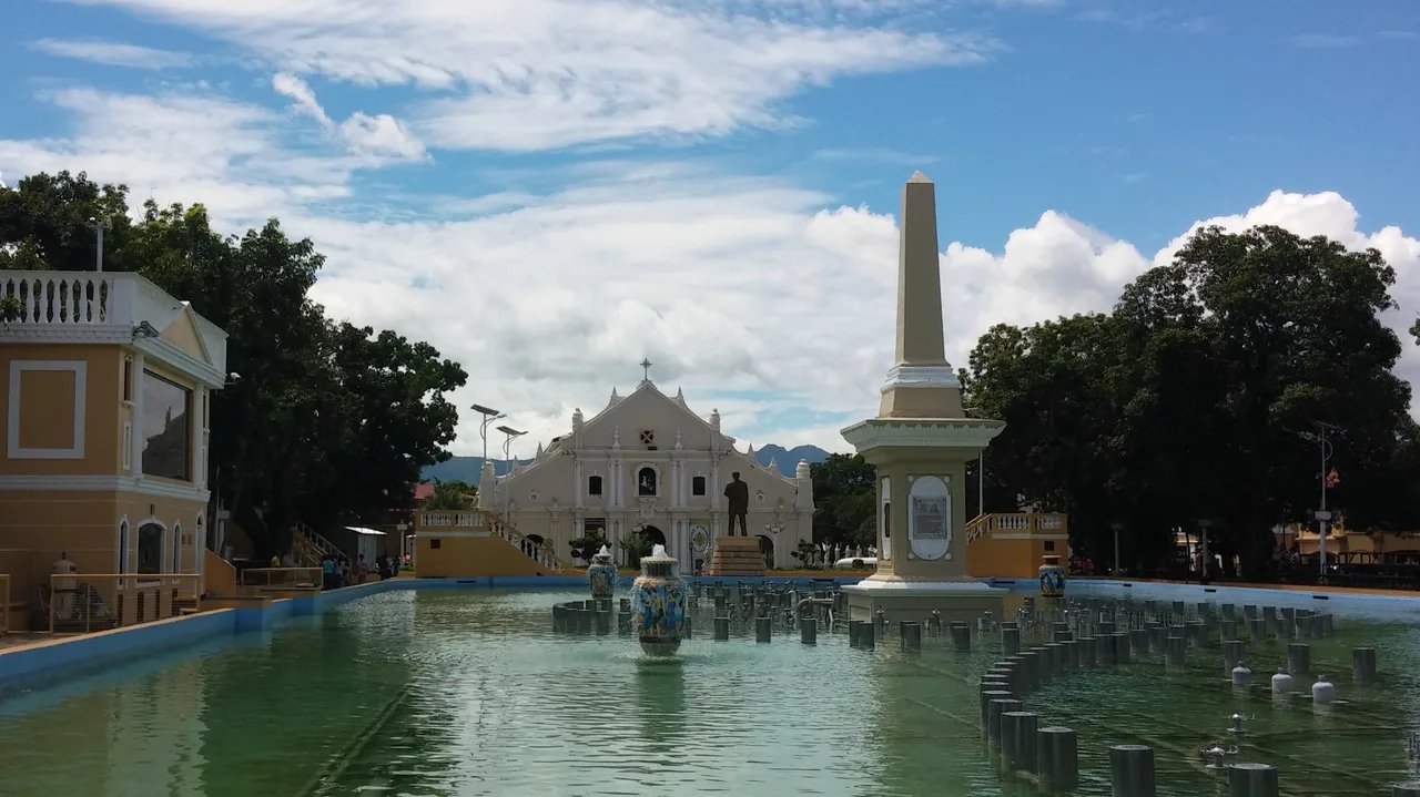 Brunnenbecken der Plaza Salcedo mit Obelisk und der Kathedrale von Vigan im Hintergrund