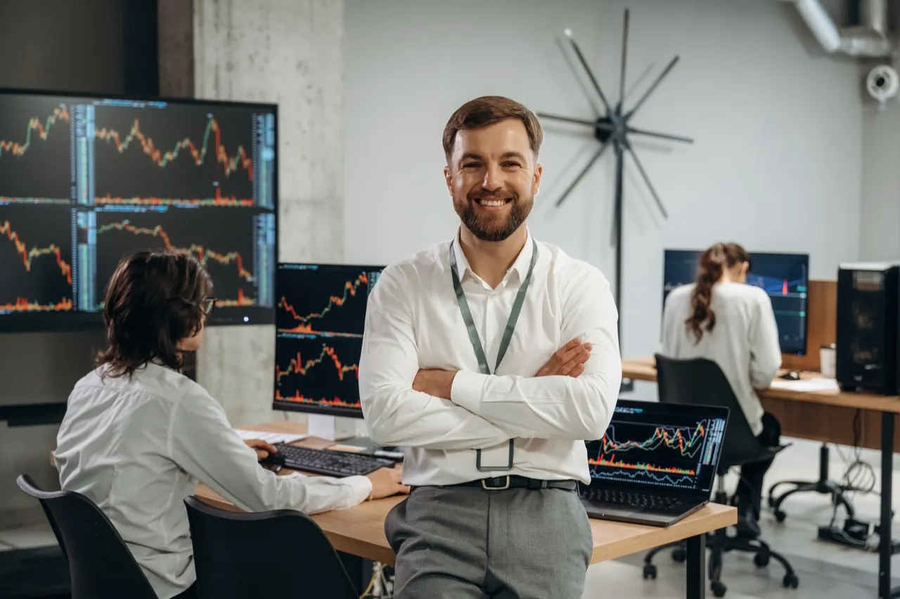 Investor in front of trading screens as a symbolic image for the SIRV investor visa