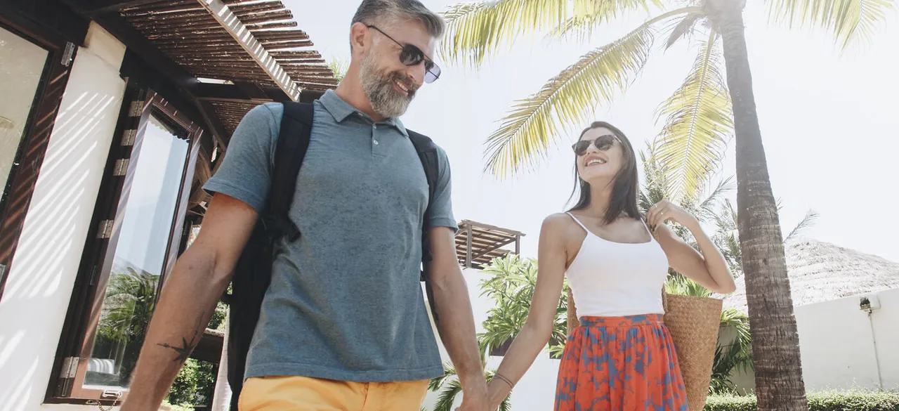 Paar im tropischen Resort als Symbol fuer Easy Living mit SRRV